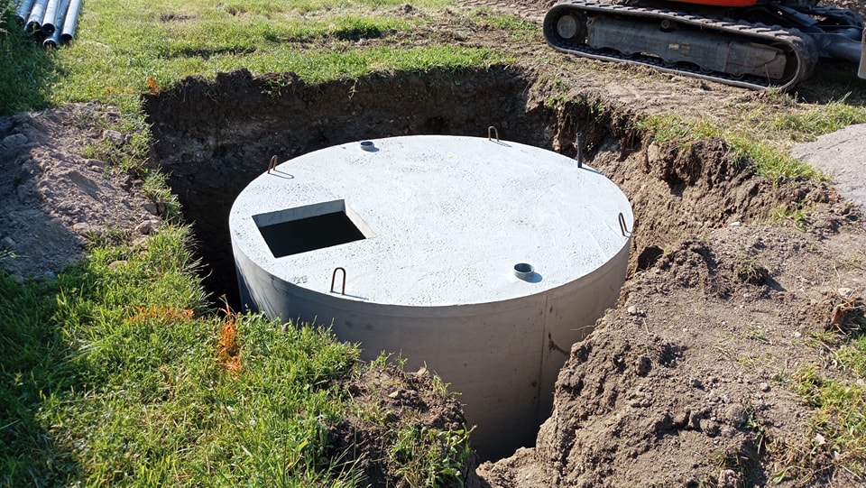 Pose d'une cuve de récupération d'eau de 10000 litres en béton, à Perrier dans le Puy de Dôme