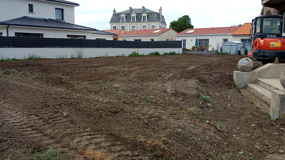 Terrassement, mise à plat d'un terrain à Issoire, 63